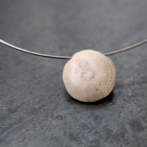Náhrdelník korálový minimalistický — foto 2