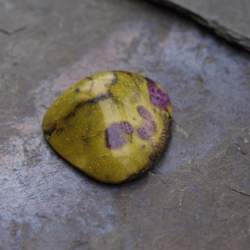 Stichtit v serpentinu, kabošon č.2163 — foto 4
