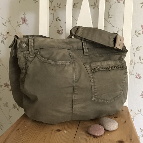 Khaki hobo kabelka se cvočky — foto 5