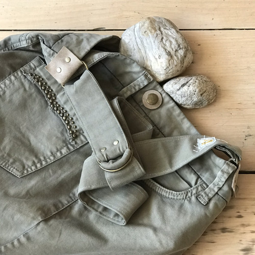 Khaki hobo kabelka se cvočky — foto 6