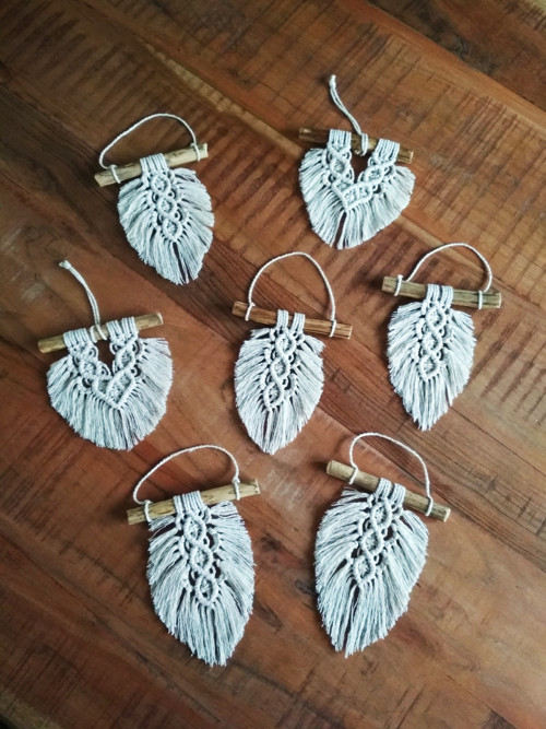 Macramé ozdoby malé krémové — foto 2