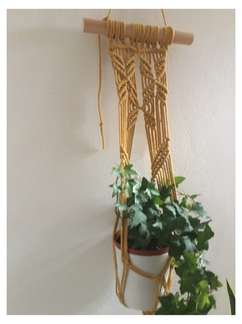 Okrový závěs na květináč, technika macramé — foto 4