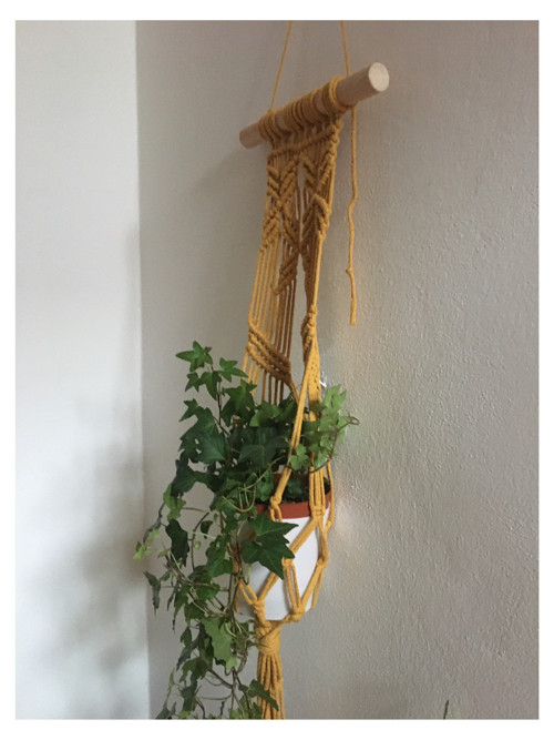 Okrový závěs na květináč, technika macramé — foto 3