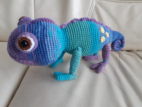 Háčkovaný chameleon fialovo zelený — foto 2