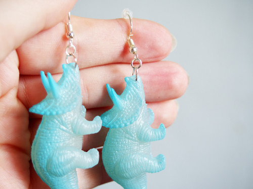 Dinosauří náušnice svítící ve tmě — foto 2