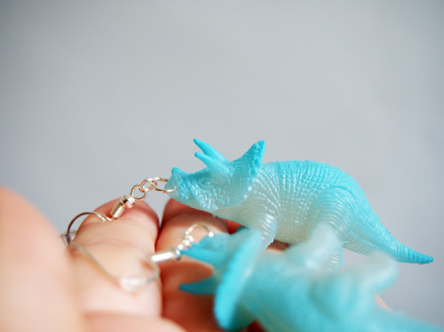 Dinosauří náušnice svítící ve tmě — foto 4
