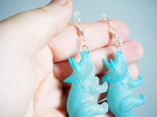 Dinosauří náušnice svítící ve tmě — foto 3