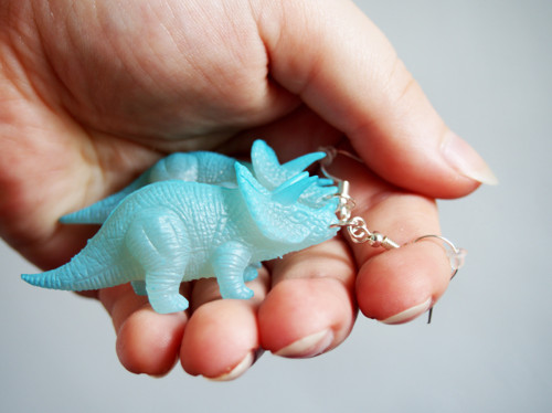 Dinosauří náušnice svítící ve tmě — foto 6