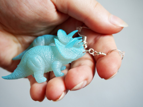 Dinosauří náušnice svítící ve tmě — foto 5