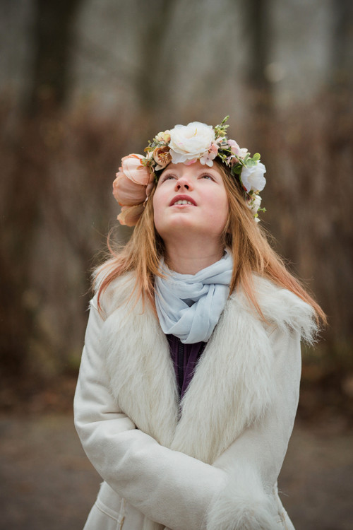 Pivoňkovorůžičkový boho věneček do vlasů — foto 5
