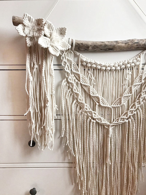 Macrame dekorace v krémové barvě s květy — foto 2