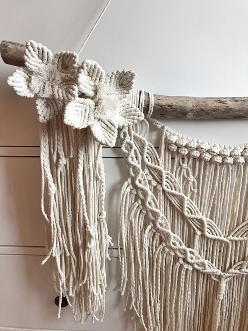 Macrame dekorace v krémové barvě s květy — foto 3