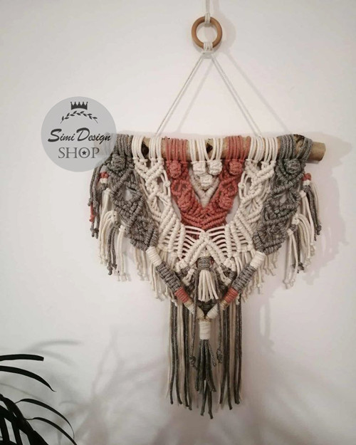 Závěsná boho dekorace MACRAME- s efektními nitkami — foto 2