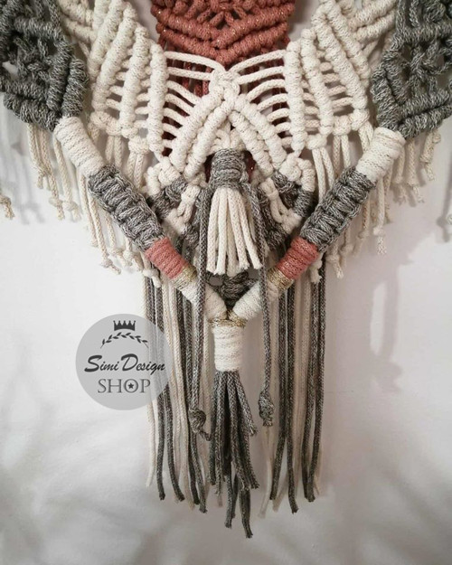 Závěsná boho dekorace MACRAME- s efektními nitkami — foto 3
