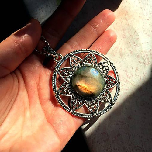 Výrazný náhrdelník amulet zelený labradorit — foto 4