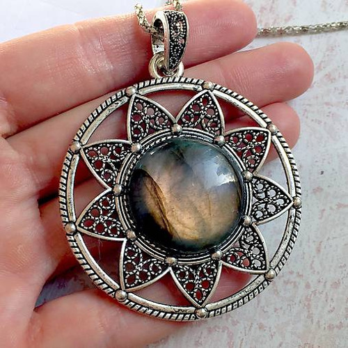 Výrazný náhrdelník amulet zelený labradorit — foto 3