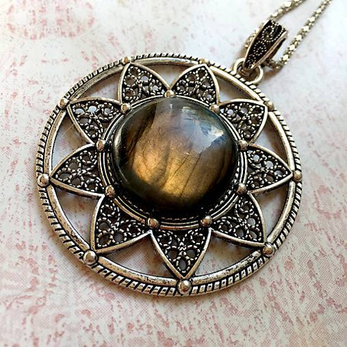 Výrazný náhrdelník amulet zelený labradorit — foto 2