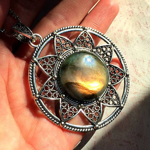Výrazný náhrdelník amulet zelený labradorit — foto 5