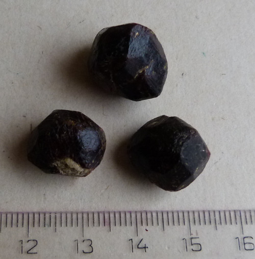 Granát - almandin - 3 ks (G1) — foto 2