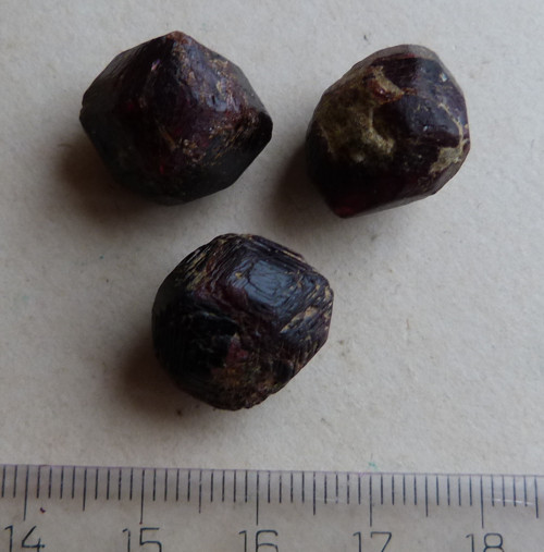 Granát - almandin - 3 ks (G8) — foto 3