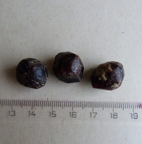 Granát - almandin - 3 ks (G8) — foto 2
