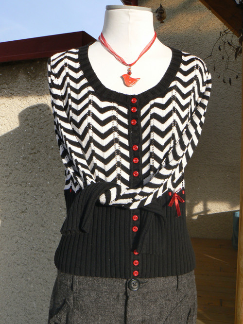 S červenými detaily... — foto 3