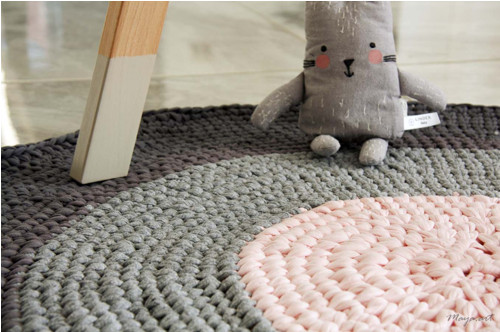 Růžovošedý kobereček CROCHETED CARPET — foto 2