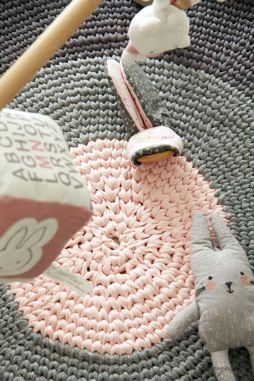 Růžovošedý kobereček CROCHETED CARPET — foto 3