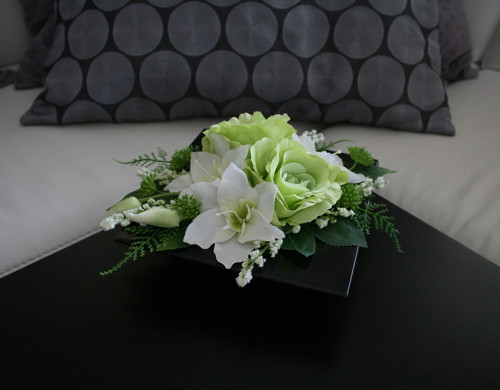 Ikebana s růžemi a euchariusy do zelena — foto 2