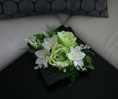 Ikebana s růžemi a euchariusy do zelena — foto 4