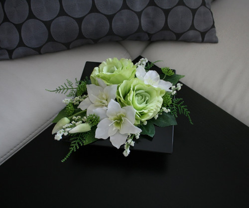Ikebana s růžemi a euchariusy do zelena — foto 6