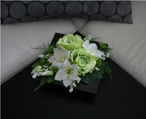 Ikebana s růžemi a euchariusy do zelena — foto 3