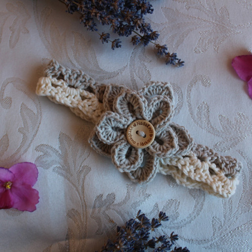 Smetanová čelenka s kytičkou — foto 2