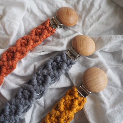 Klip na dudlík macramé šedivý — foto 2