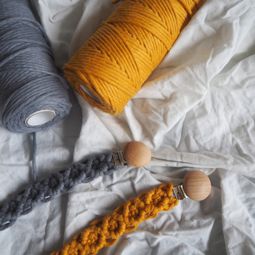 Klip na dudlík macramé šedivý — foto 3