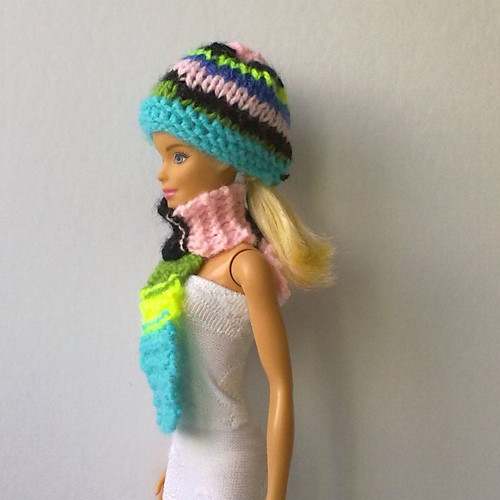 Oblečky pro Barbie - čepice, šála — foto 2