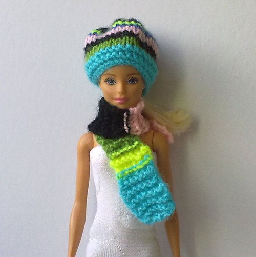 Oblečky pro Barbie - čepice, šála — foto 5