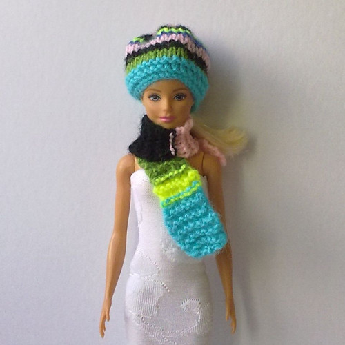 Oblečky pro Barbie - čepice, šála — foto 3