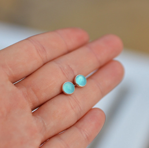 Fazetovaný Chalcedon, AG náušnice 6 mm — foto 2