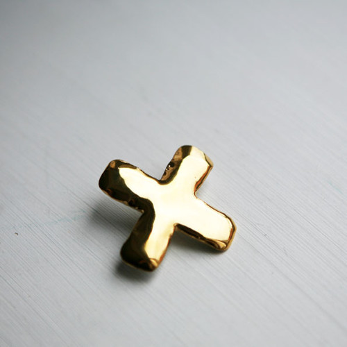 Hammered X (porcelánová brož) — foto 2