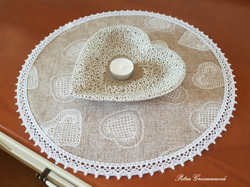 Prostírání lemované bílou krajkou — foto 2