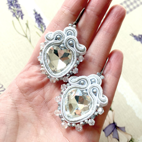 Soutache náušnice "White and Silver Hearts" — foto 4