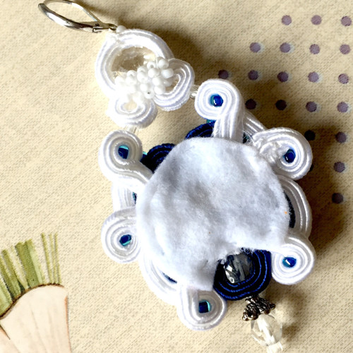Soutache náušnice "White and Sapphire" — foto 3