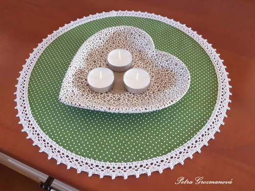 Prostírání lemované bílou krajkou — foto 2