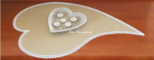 Prostírání s aplikací bílé krajky. — foto 3