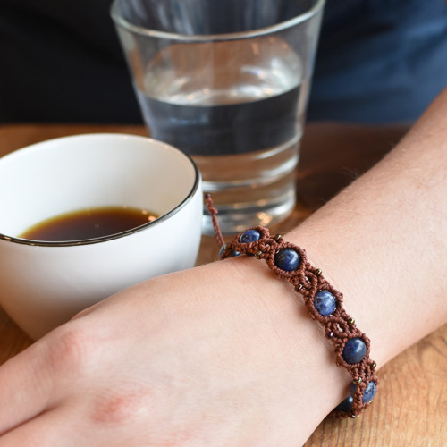 Hnědý náramek s lapis lazuli — foto 3