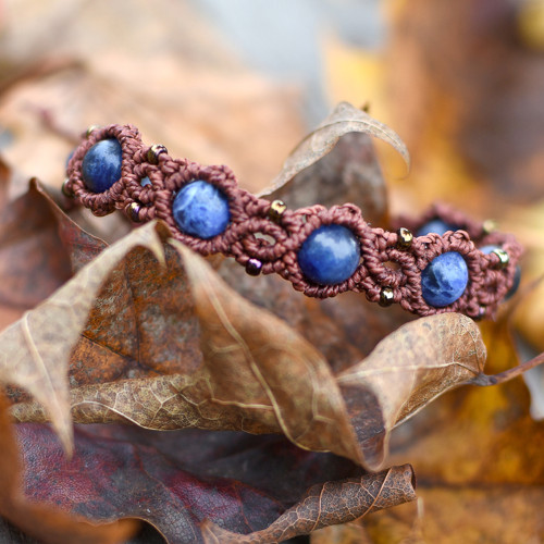 Hnědý náramek s lapis lazuli — foto 4