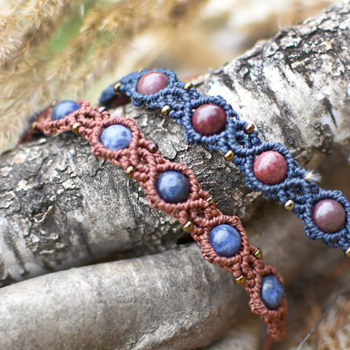 Hnědý náramek s lapis lazuli — foto 2