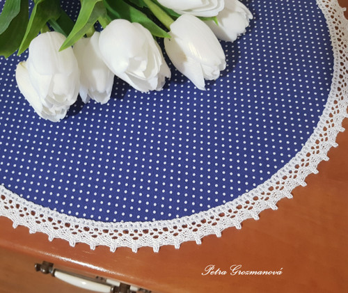 Běhoun s aplikací bílé krajky. — foto 4