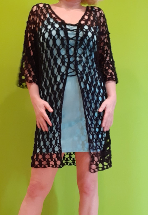Černý háčkovaný kabát — foto 2